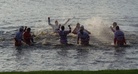 Voittoa juhlistettiin myös kastautumalla järvessä. 