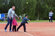 Ottelun avausheiton heitti Pesä-Kiilojen juniori Jimi Pätsi. Kuva: Jarno Herranen